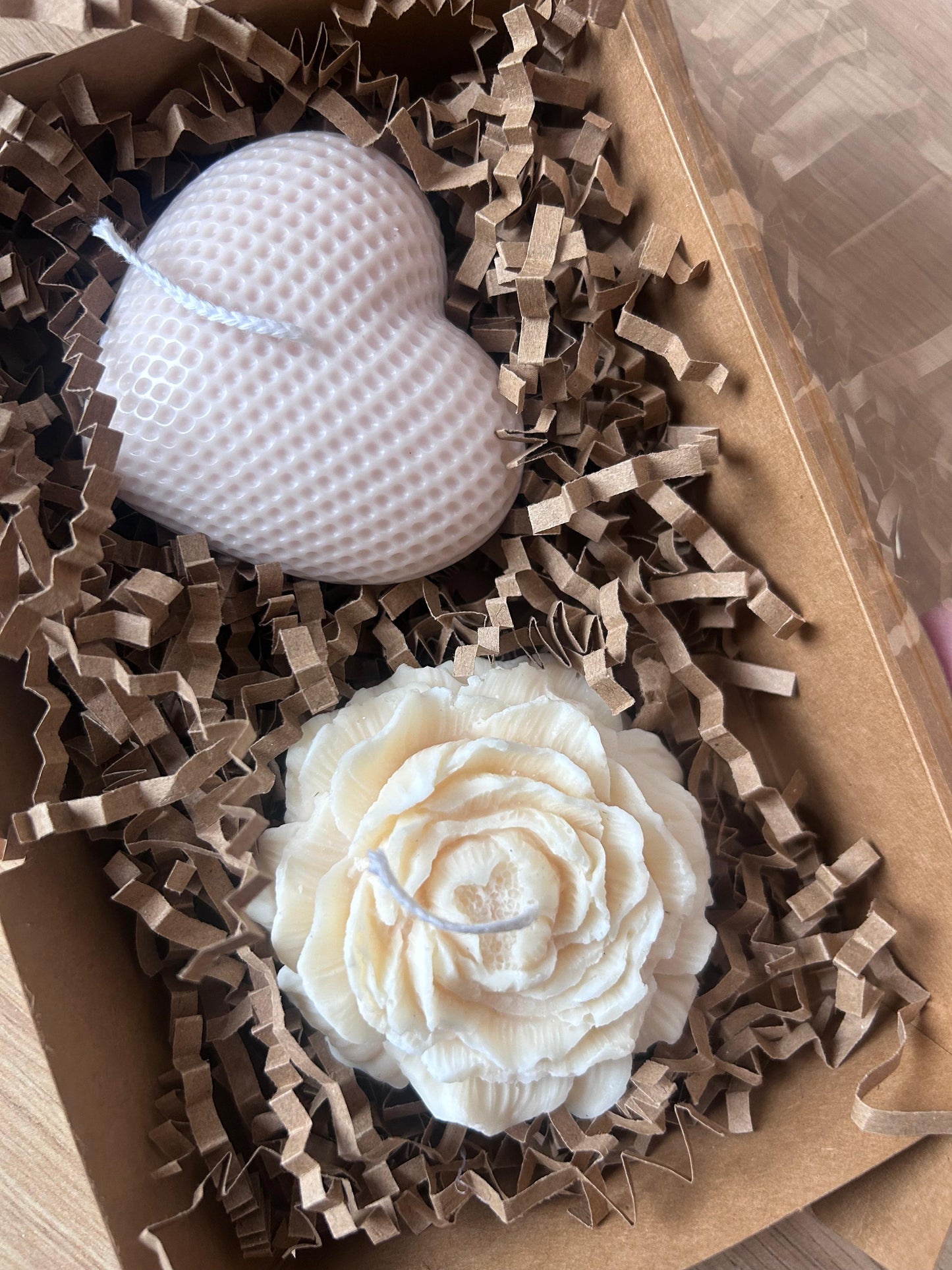 Bougies artisanales en forme de cœur et de fleur pour baptême, présentées dans un coffret cadeau en papier kraft, création fait main VannCandle