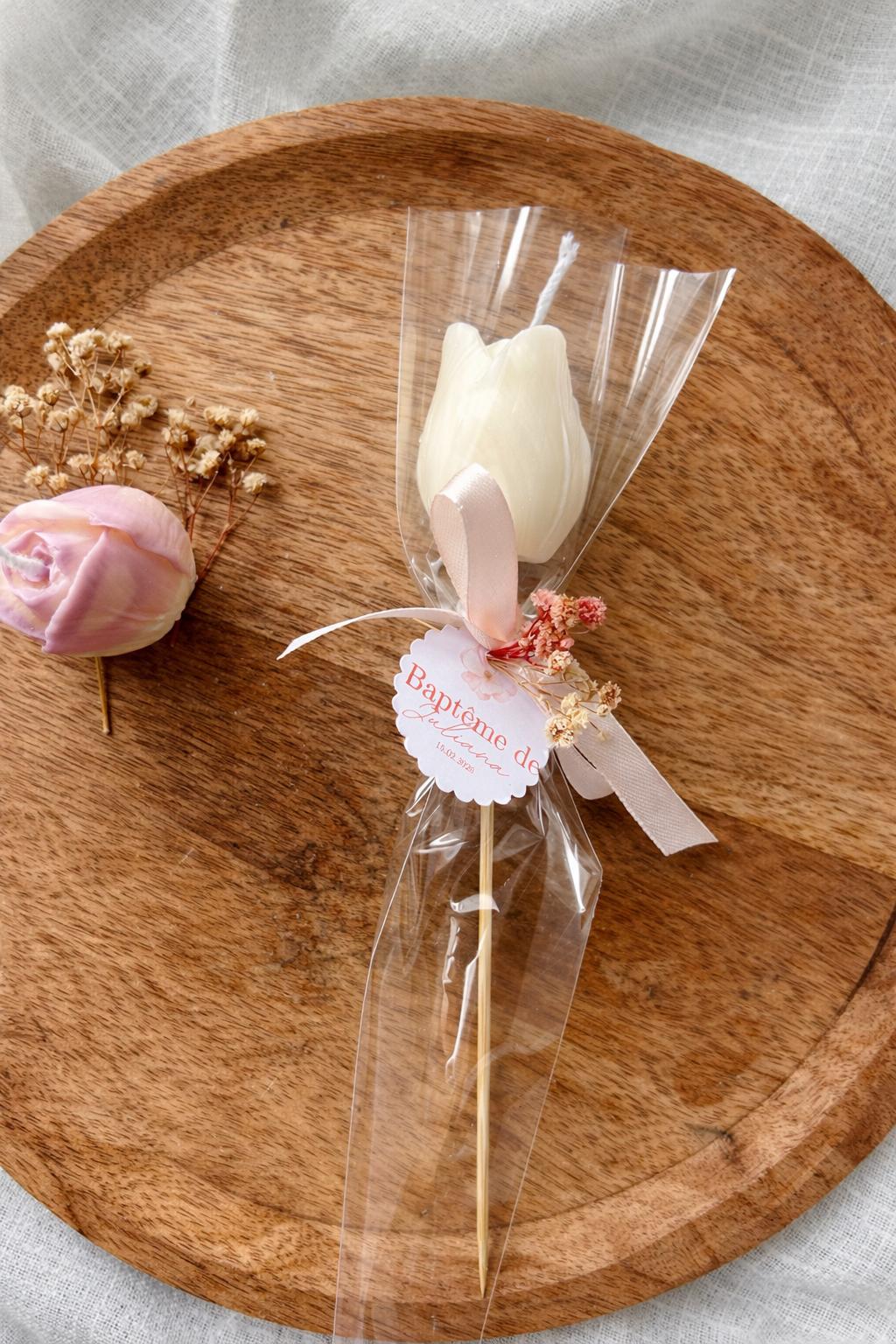 Bougie fleur personnalisée sur tige avec emballage transparent type bouquet, souvenir d’événement raffiné.
