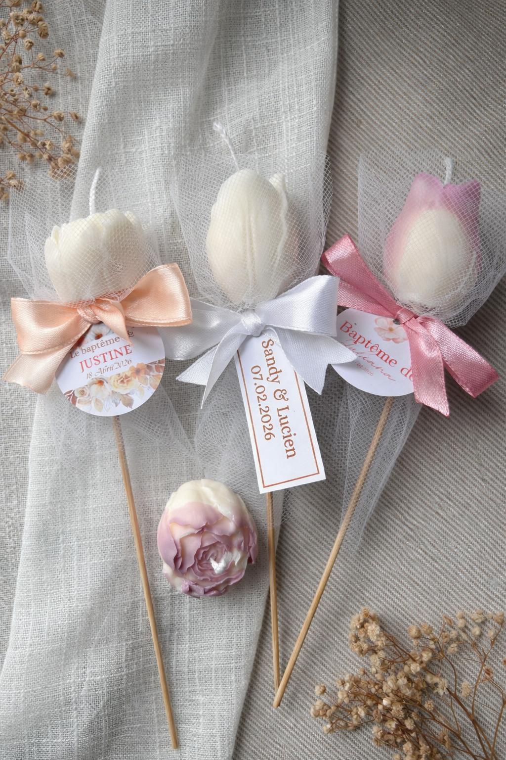 Bougie fleur sur tige personnalisée avec emballage en tulle, cadeau invité élégant pour baptême, naissance ou événement.