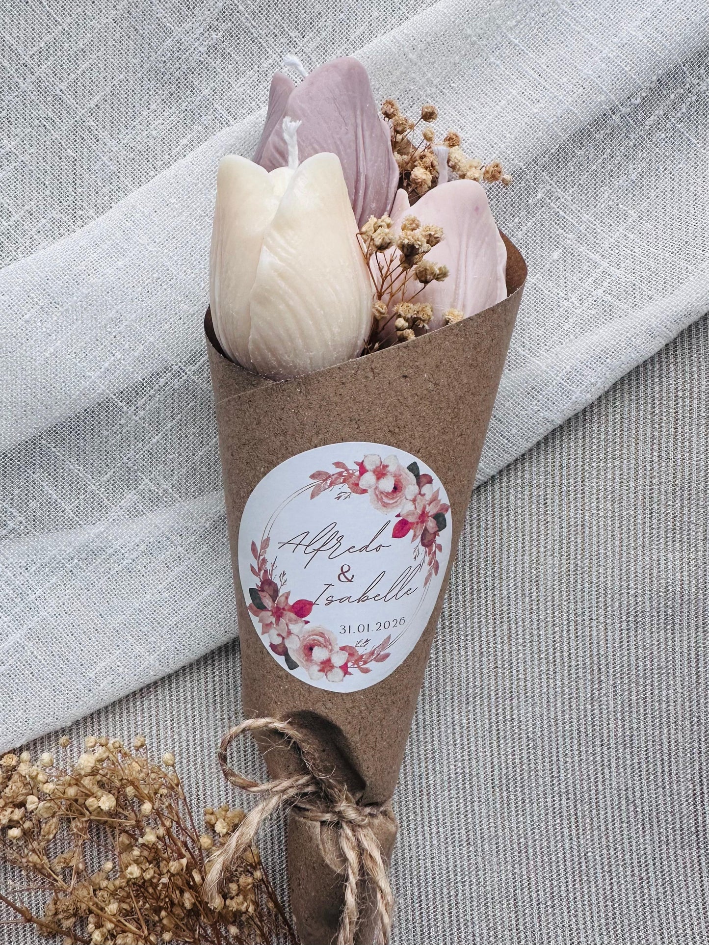 Bouquet de bougies fleurs artisanales présenté dans un emballage kraft, cadeau invité personnalisé pour événement