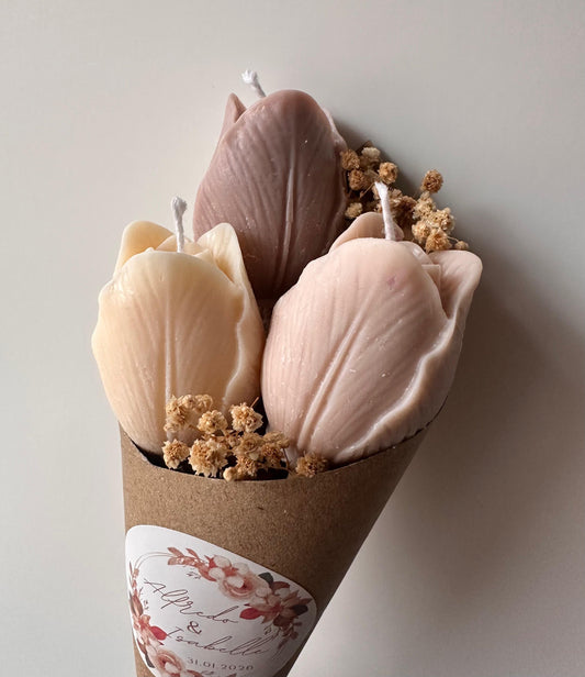 Bouquet de bougies artisanales en forme de fleurs, personnalisé avec prénoms et date, cadeau invité élégant fait main VannCandle